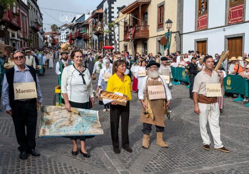 Una ofrenda con alma e historia: Salsipuedes lleva los antiguos oficios de Canarias a los pies de la Virgen del Pino